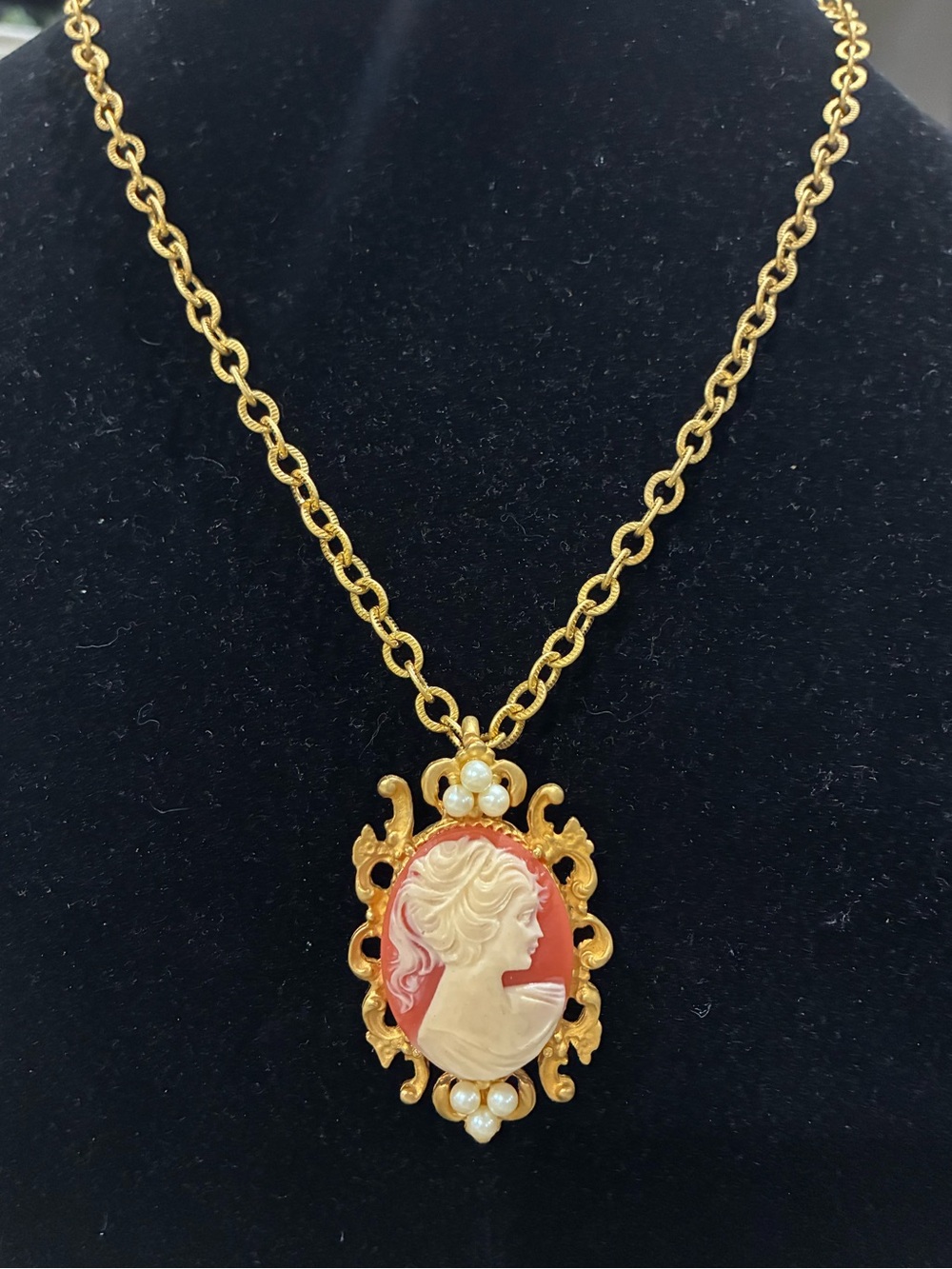 Vintage Mid Century Large Resin Cameo Necklace